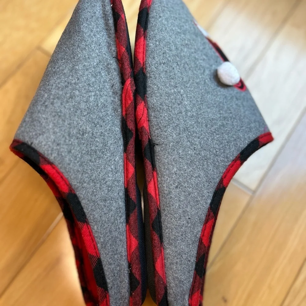 Dakota Gray and Red Men’s Slippers with Gnome Design - Picture 7 of 11